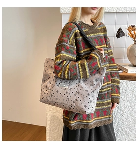 Détail du grand sac cabas en velours côtelé gris avec motifs cœurs et étiquette FASHION