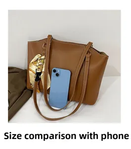 Comparaison de taille d'un sac cabas en cuir marron avec smartphone et foulard en soie