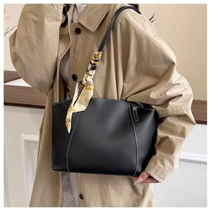 Détail du grand sac cabas noir avec surpiqûres blanches et foulard en soie à fleurs jaunes