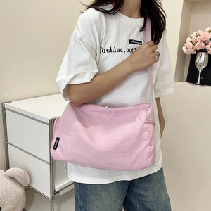 Sac à bandoulière en nylon rose minimaliste avec sangle réglable pour les déplacements quotidiens