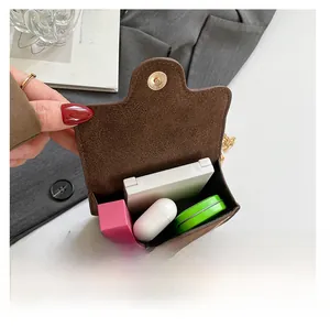 Nahaufnahme der braunen Mini-Umhängetasche mit Stauraum für Kosmetik und Kopfhörer