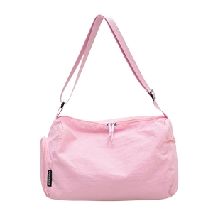 Sac à bandoulière en nylon rose avec sangle réglable et matière résistante à l'eau