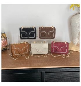 Mini-Wildledertaschen mit Kontrastnähten und Goldketten in fünf modischen Winterfarben