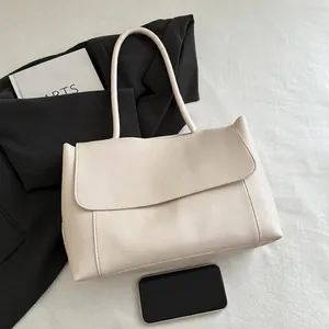 Détail du sac fourre-tout en cuir blanc cassé avec poignées et rabat élégant