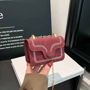 Bolso bandolera chic de ante burdeos con cadena dorada y bordados decorativos