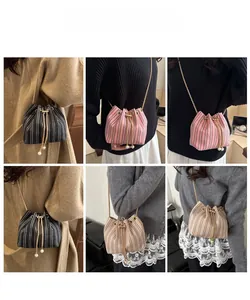 Vues détaillées du sac seau tissé avec chaîne dorée et perle en plusieurs couleurs