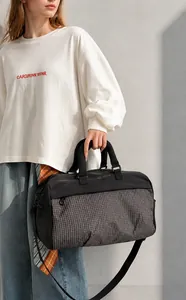 Dettaglio della grande borsa da fitness con design bicolore e tracolla regolabile
