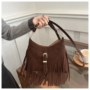 Dettaglio della borsa tote in pelle scamosciata marrone con frange e fibbia dorata