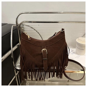 Dettaglio della borsa tote in pelle scamosciata marrone scuro con frange e fibbia dorata