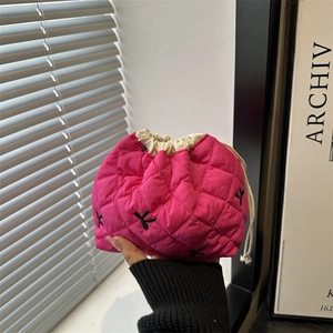 Sac seau matelassé rose avec cordon de serrage et broderie florale noire élégante