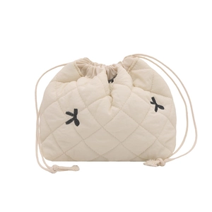 Sac seau matelassé beige à cordon avec broderie en forme de X noir élégant