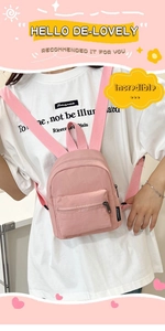 Dettaglio mini zaino in nylon rosa impermeabile con tasca zip e etichetta logo