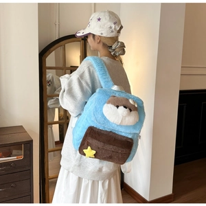 Details des süßen himmelblauen Plüschrucksacks mit Seehund-Motiv und Sternanhänger