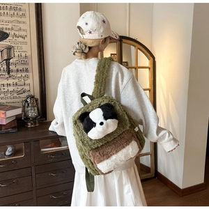 Detailansicht des Panda-Plüschrucksacks mit grünem Teddyvlies und niedlichem Gesicht