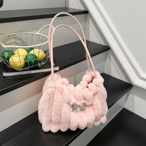 Rosa Plüsch-Einkaufstasche mit Silberschleife und Faltendesign auf schwarzen Stufen