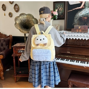 Detailansicht des gelben Plüschrucksacks mit Hundegesicht in einem Vintage-Zimmer