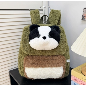 Detail eines Plüsch-Panda-Rucksacks mit olivgrünem Fell und Kontrasttasche vorne