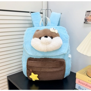 Details des Plüschrucksacks in Blau mit Ottermotiv und gelbem Sternanhänger