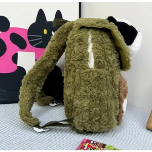 Detail eines olivgrünen Plüschrucksacks mit weichem Fleece und Reißverschluss-Verschluss