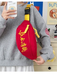 Detail der roten Canvas-Brusttasche mit gelbem Gurt und chinesischer Stickerei