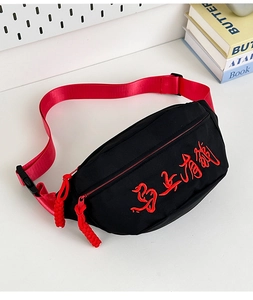 Detail der roten Kalligraphie-Stickerei auf schwarzer Nylon-Gürteltasche mit Gurt