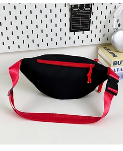 Detailaufnahme der rot-schwarzen Brusttasche mit verstellbarem Gurt und Schnalle