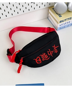 Detail der Canvas-Gürteltasche mit roter Stickerei und verstellbarem Sportgurt