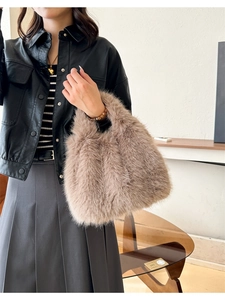 Détail de la texture d'un sac à main en fausse fourrure marron dans une scène de vie