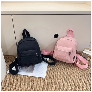 Vista frontale di mini zaini in nylon nero e rosa con tasche anteriori con zip