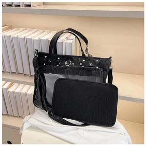 Détail du sac ita noir avec boucle cœur, rivets et fenêtre transparente en PVC