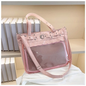 Détail du sac fourre-tout rose avec boucle coeur et fenêtre transparente pour badges