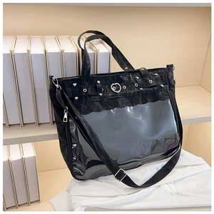 Détail du sac ita noir transparent avec boucle en métal coeur et détails en dentelle