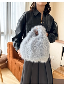 Détail du sac à main en peluche bleu clair montrant sa texture douce et soyeuse