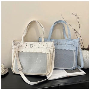 Détail du sac Itabag avec boucle coeur et fenêtre transparente en beige et bleu