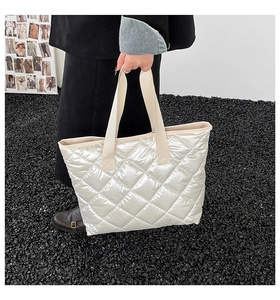 Dettaglio borsa shopper trapuntata bianca con motivo a rombi e manici in tela