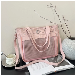 Détail du sac ita rose avec fenêtre en maille transparente, boucle cœur et bords volantés