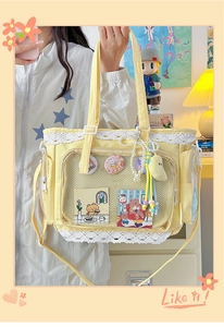 Detail der gelben Ita Bag mit transparentem Fenster, Spitze und Perlenkette
