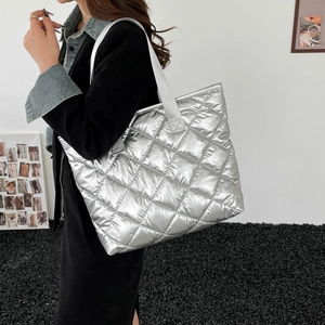 Borsa tote trapuntata argento con finitura metallizzata e grande capacità