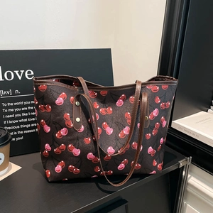 Bolso tote grande con estampado de cerezas, asas marrones y acabado en café oscuro