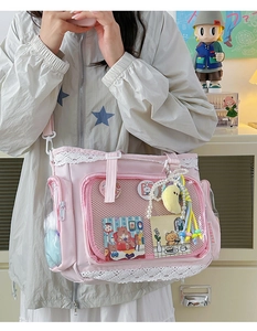 Detail der rosa Ita Bag mit transparenter Netztasche und süßem weißem Spitzenbesatz