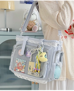 Detailansicht hellblaue Ita-Bag mit Spitze und PVC-Fenster für Anime-Pins und Anhänger