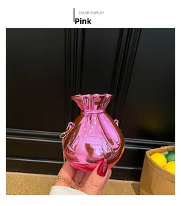 Dettaglio della mini borsa a sacchetto rosa metallizzato con catena dorata