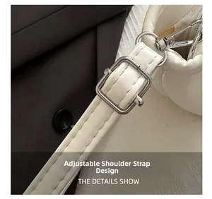 Detail van verstelbare witte lederen riem met zilveren metalen gesp en haaksluiting