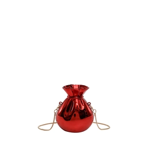Borsa a sacchetto rossa lucida in acrilico per donna con elegante catena in metallo dorato