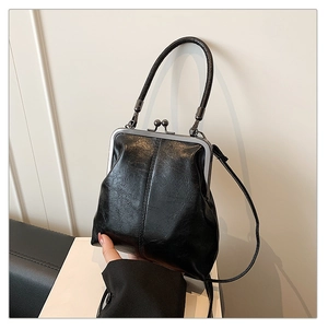 Détail du sac plissé en cuir PU noir montrant le fermoir rétro en métal de la coque
