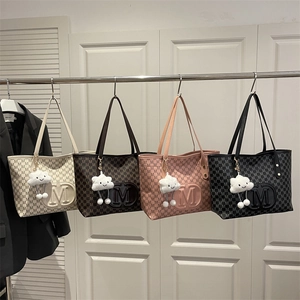 Large capacity tote bags with letter prints and plush charms in four colors