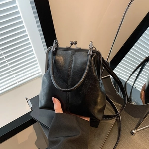 Sac à main rétro en cuir verni noir avec fermoir métallique et bandoulière réglable