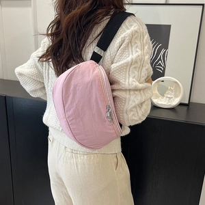 Sac bandoulière demi-lune en tissu Oxford rose avec sangle noire et fermeture éclair