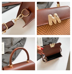 Détails du sac à main en cuir tressé avec boucle M dorée et bandoulière amovible