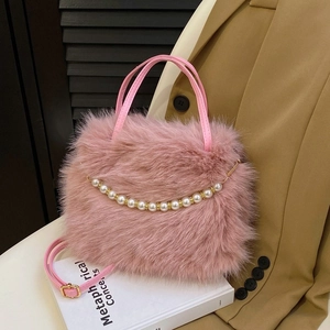 Borsa a mano in finta pelliccia rosa con catena di perle e tracolla regolabile